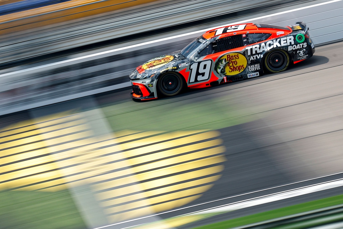 chase-briscoe-stars-again-in-nascar-cup-qualifying-with-iowa-speedway-pole