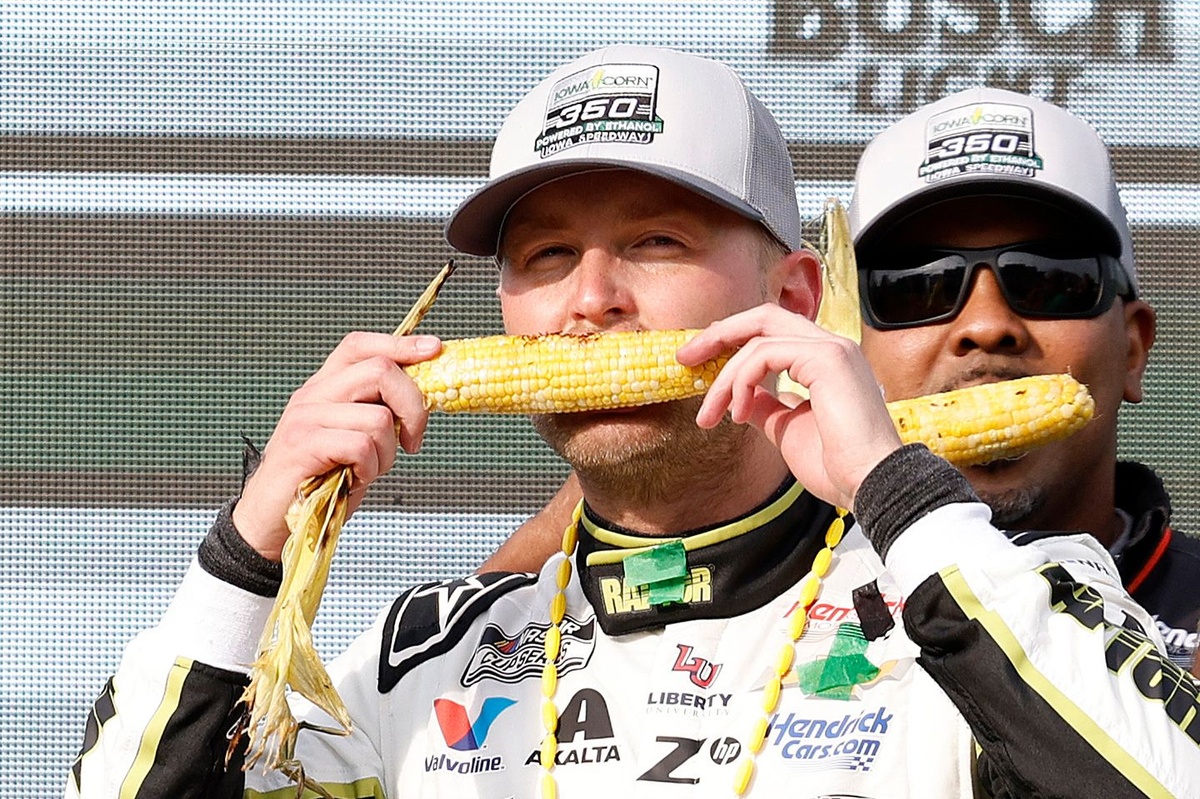 winners-and-losers-from-a-confusing-and-chaotic-nascar-cup-race-at-iowa