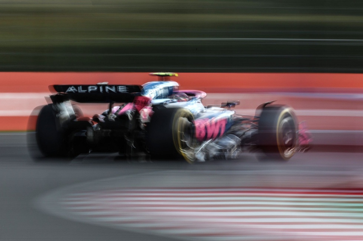 franco-colapinto-crashes-alpine-f1-car-in-pirelli-test