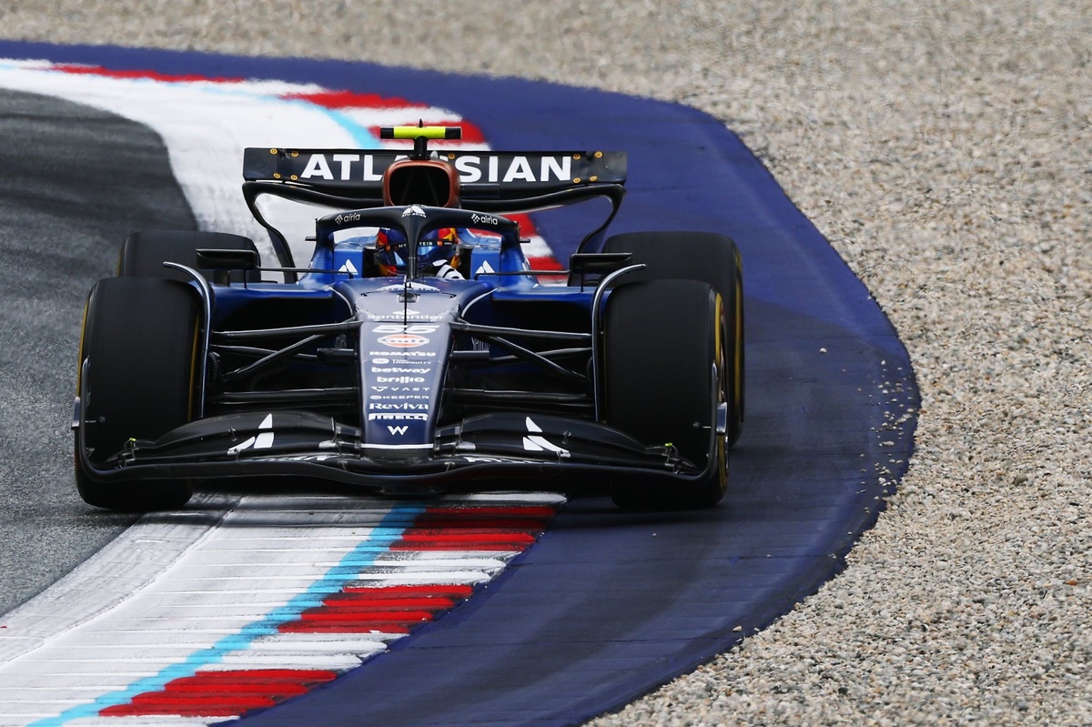 williams-needs-“philosophy-change”-to-be-competitive-in-f1-2026,-says-carlos-sainz