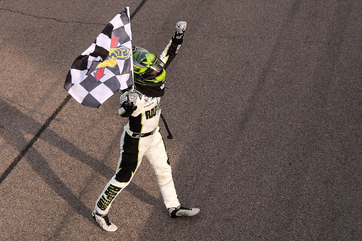 william-byron-clinches-regular-season-championship:-"it-feels-damn-good"