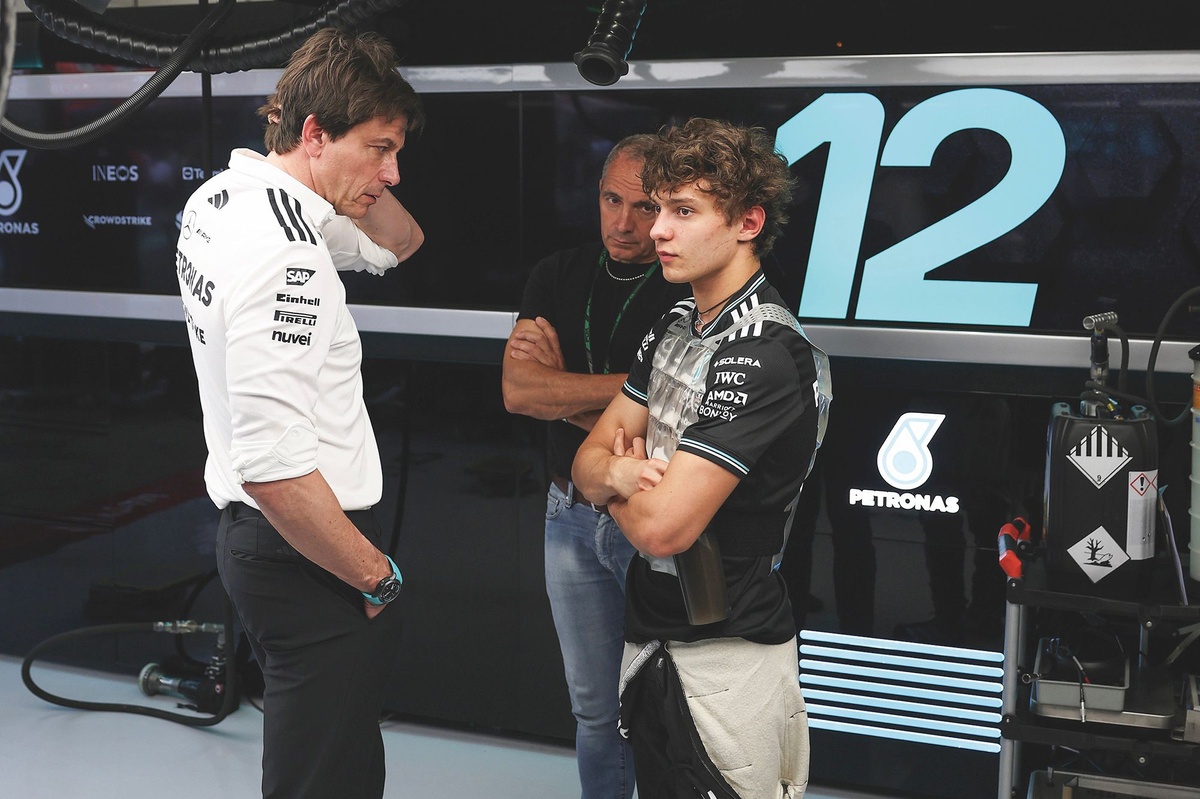 toto-wolff-ponders-mercedes'-approach-to-kimi-antonelli's-f1-debut