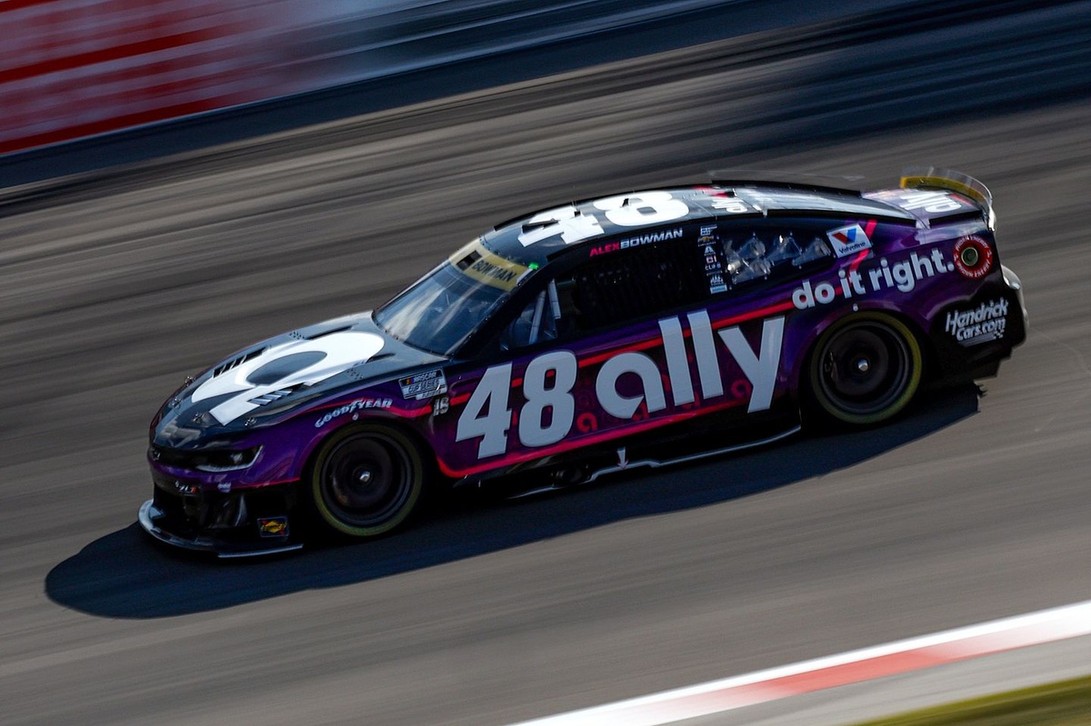 hendrick-swaps-pit-crew-members-between-alex-bowman-and-carson-hocevar