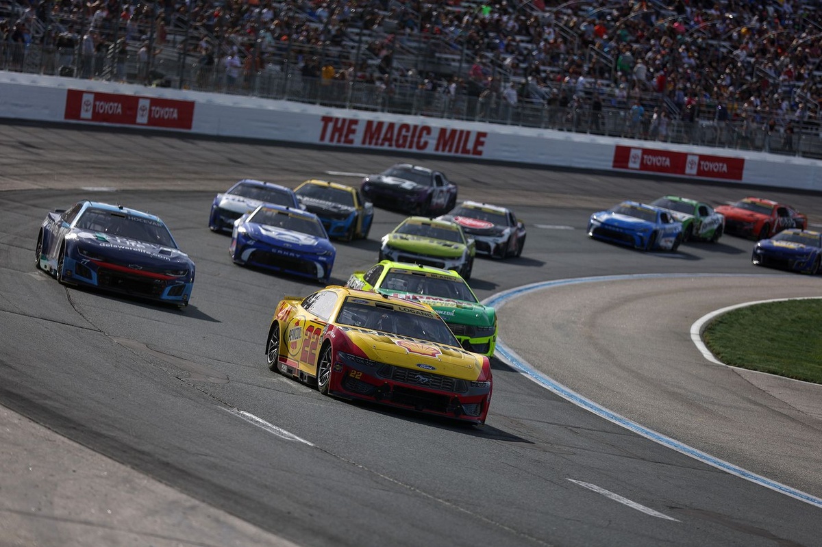denny-hamlin-says-cup-championship-is-likely-deja-vu-for-penske-at-phoenix