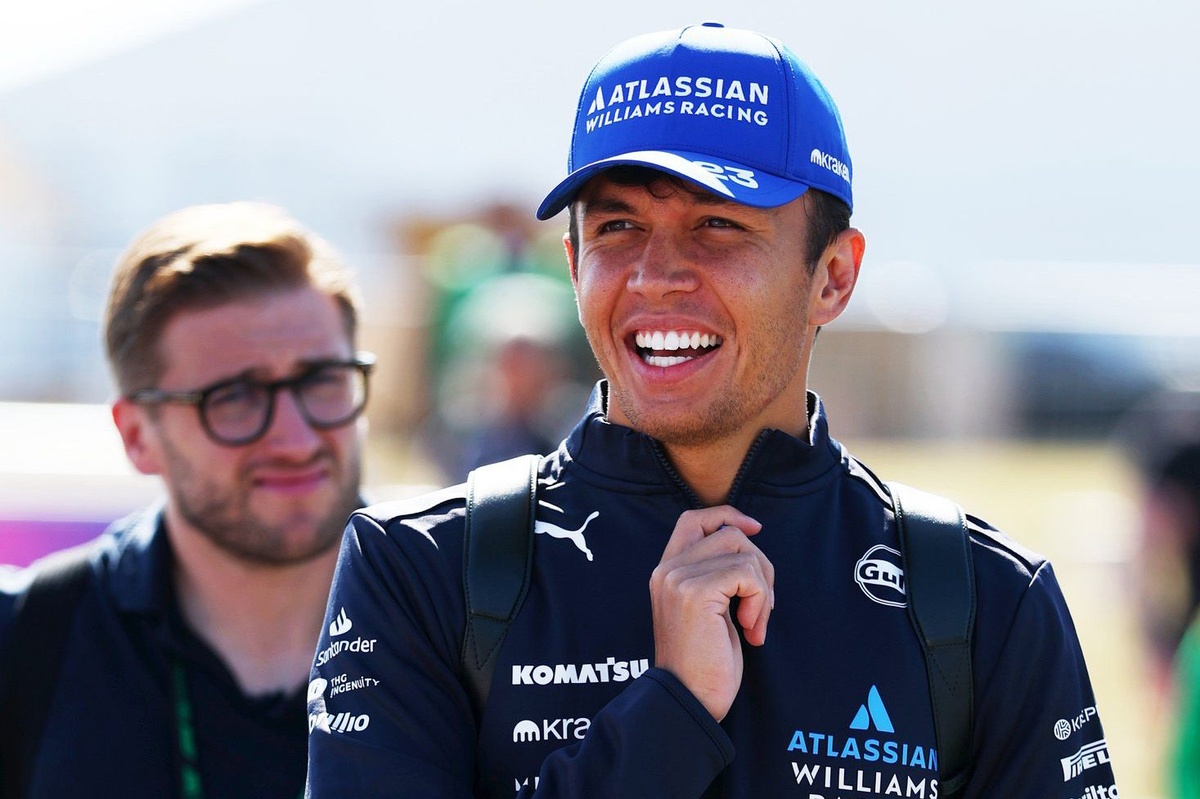 alex-albon-unveils-custom-singapore-gp-helmet-for-unicef-thailand-charity-auction