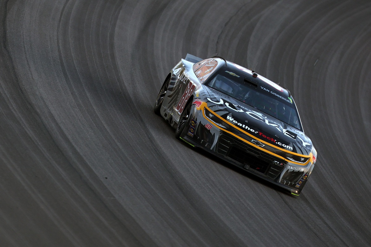 shane-van-gisbergen-reveals-one-of-the-"craziest-parts-of-oval-racing"